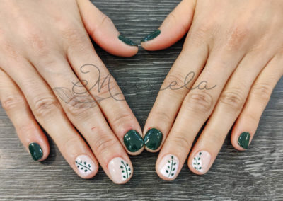 uñas verdes con detalle